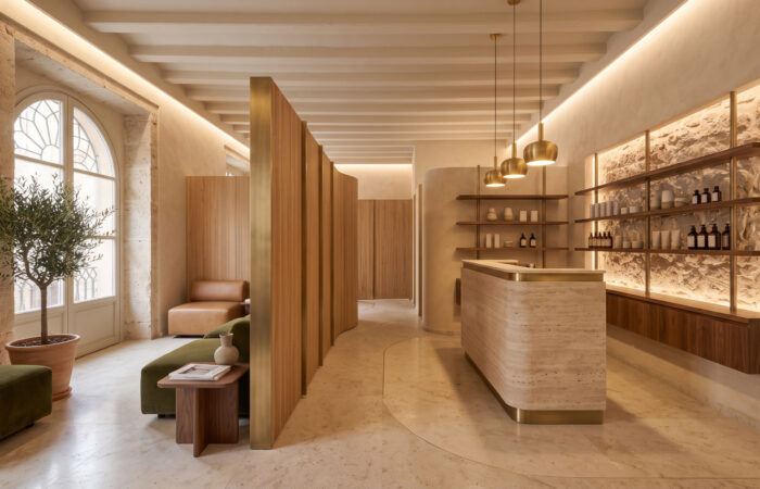 Interior de local comercial reformado en Valencia con iluminación cálida y acabados en piedra