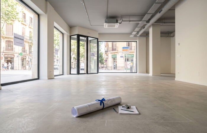 Local comercial vacío en Valencia listo para reformar, con plano arquitectónico en el suelo